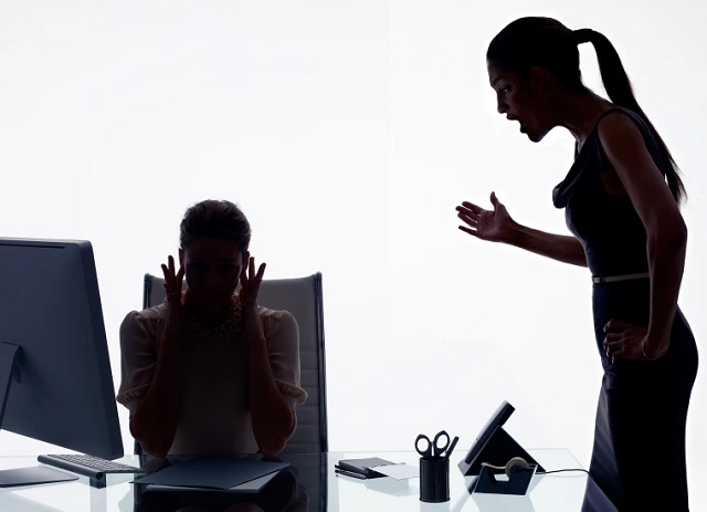 چگونه فرد زورگو را در میان جمع بشناسید؟