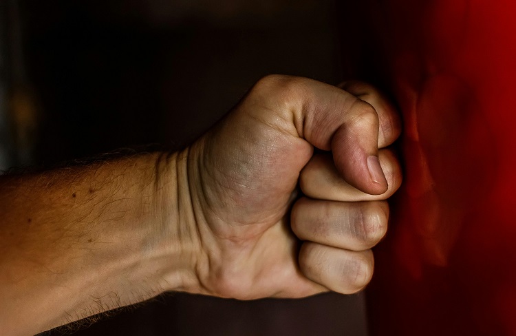 روزی که خشم زانو می زند...